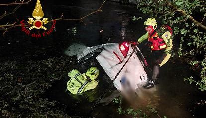 incidente porcia|A Porcia un ventinovenne muore finendo con lauto in un laghetto。